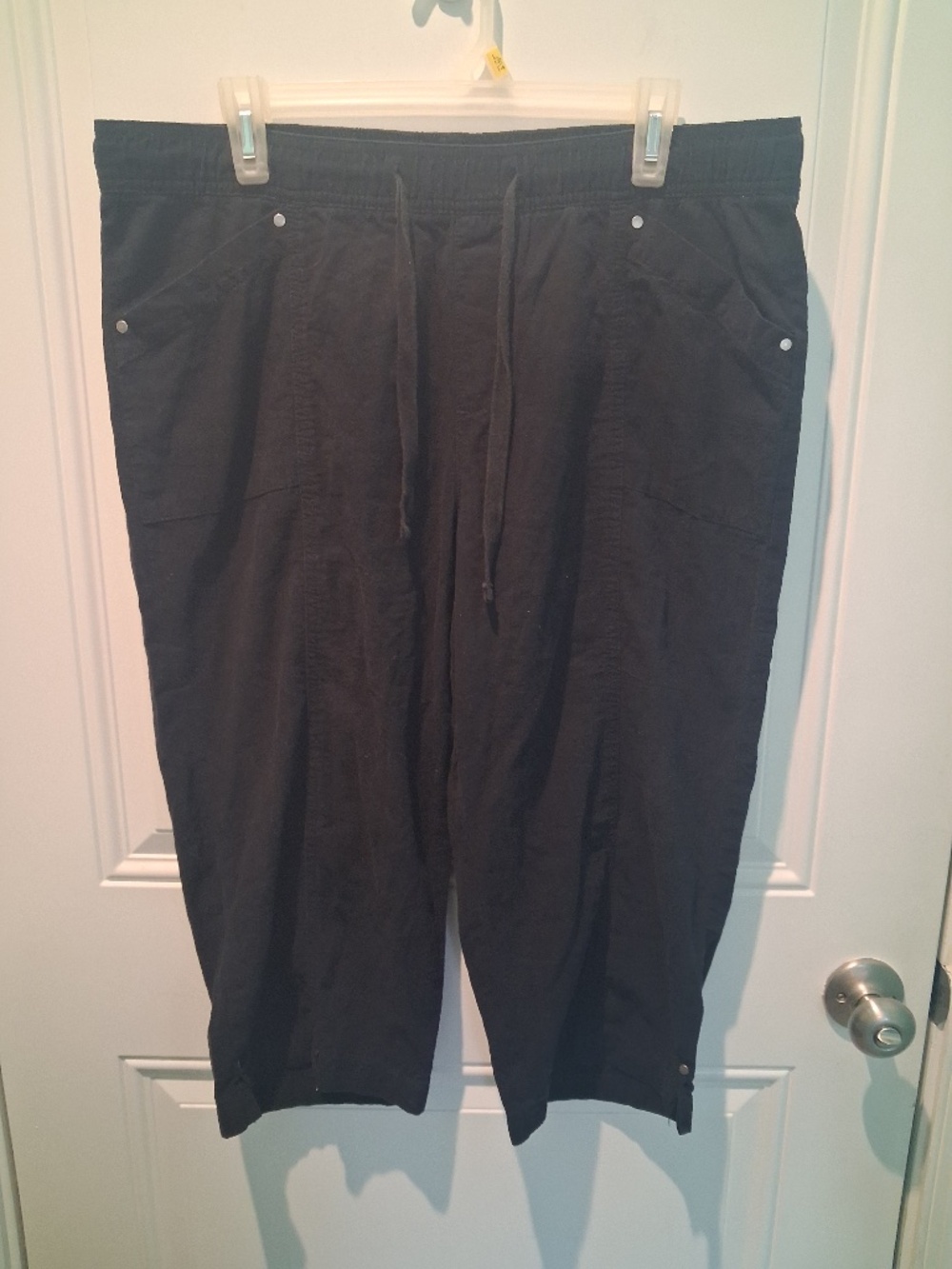 CROFT & BARROW SIZE MEDIUM BLACK COTTON CAPRIS